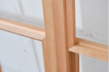 ヴィンテージ建具　昭和後期　明るい木色とすっきりとした格子が魅力の擦り上げ雪見障子戸4枚セット　(R-086585)