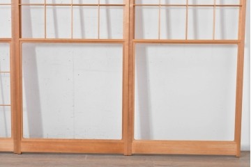 ヴィンテージ建具　昭和後期　明るい木色とすっきりとした格子が魅力の擦り上げ雪見障子戸4枚セット　(R-086585)