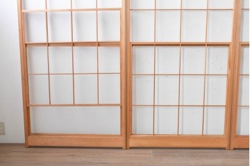 ヴィンテージ建具　昭和後期　明るい木色とすっきりとした格子が魅力の擦り上げ雪見障子戸4枚セット　(R-086586)