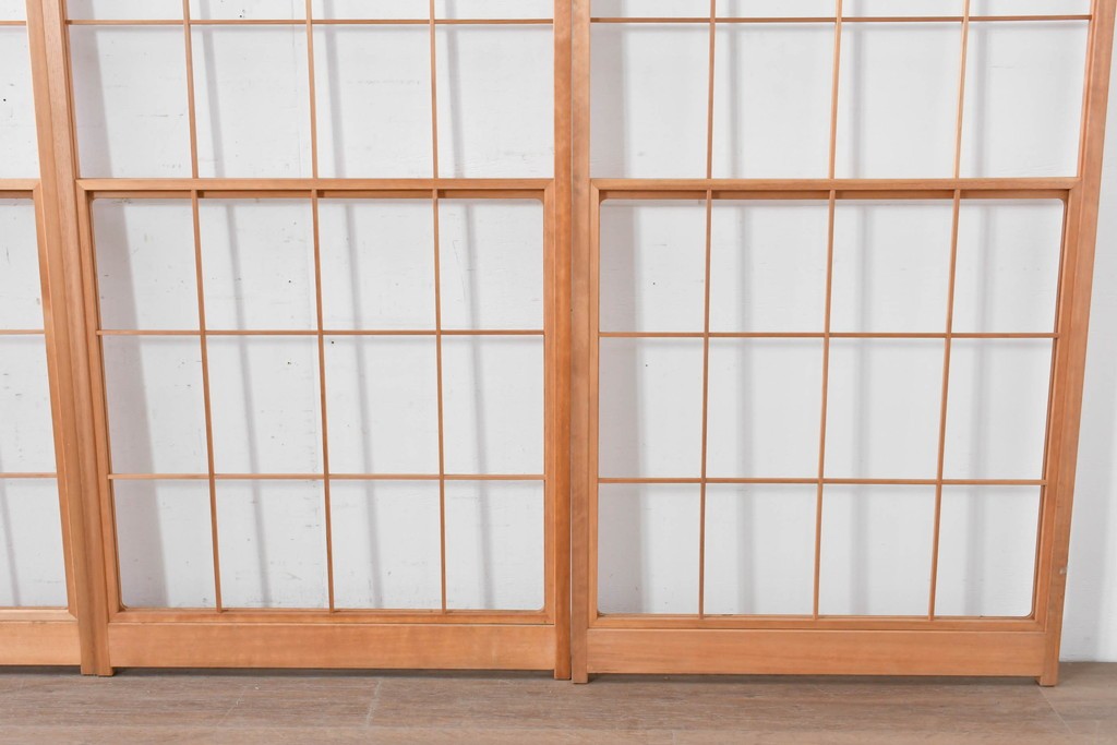 ヴィンテージ建具　昭和後期　明るい木色とすっきりとした格子が魅力の擦り上げ雪見障子戸4枚セット　(R-086586)
