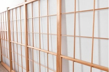 ヴィンテージ建具　昭和後期　明るい木色とすっきりとした格子が魅力の擦り上げ雪見障子戸4枚セット　(R-086586)