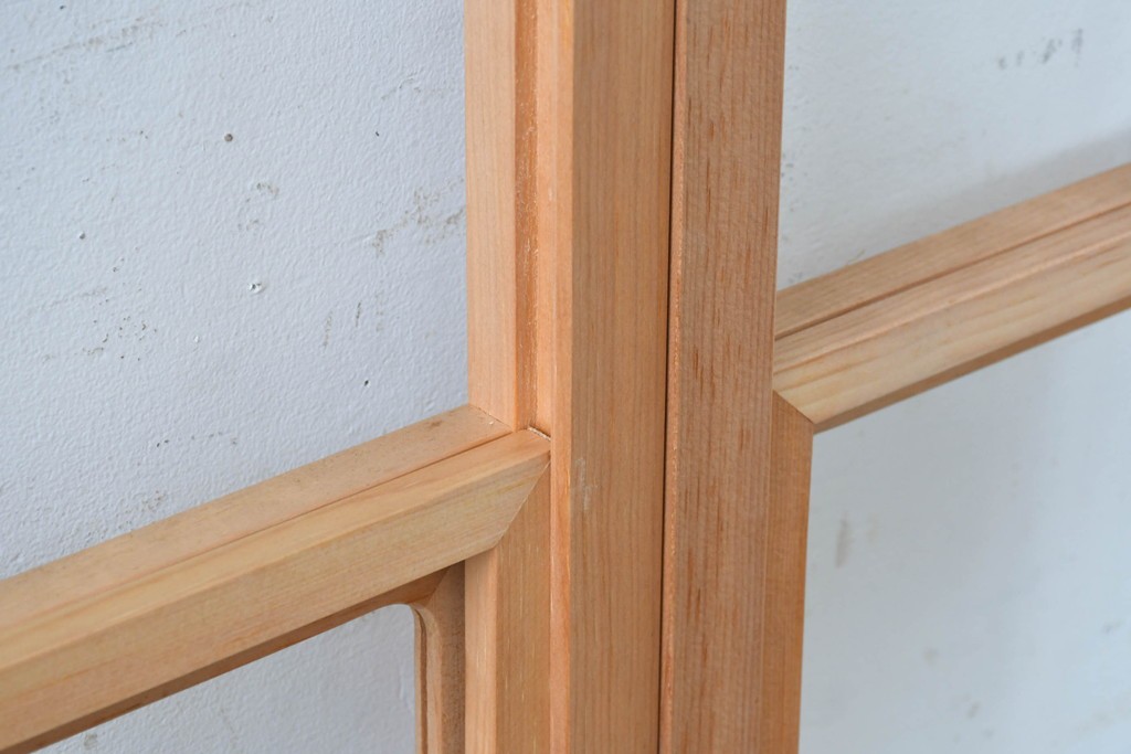 ヴィンテージ建具　昭和後期　明るい木色とすっきりとした格子が魅力の擦り上げ雪見障子戸4枚セット　(R-086586)