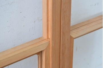 ヴィンテージ建具　昭和後期　明るい木色とすっきりとした格子が魅力の擦り上げ雪見障子戸4枚セット　(R-086586)