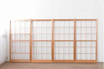 ヴィンテージ建具　昭和後期　明るい木色とすっきりとした格子が魅力の擦り上げ雪見障子戸4枚セット　(R-086586)