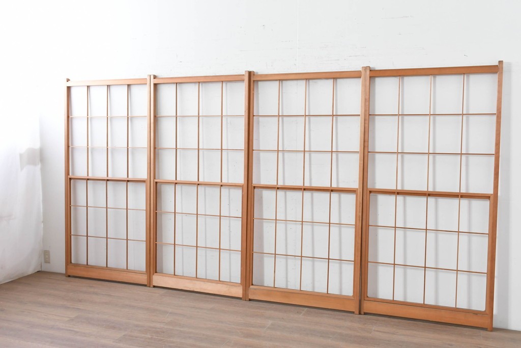 ヴィンテージ建具　昭和後期　明るい木色とすっきりとした格子が魅力の擦り上げ雪見障子戸4枚セット　(R-086587)
