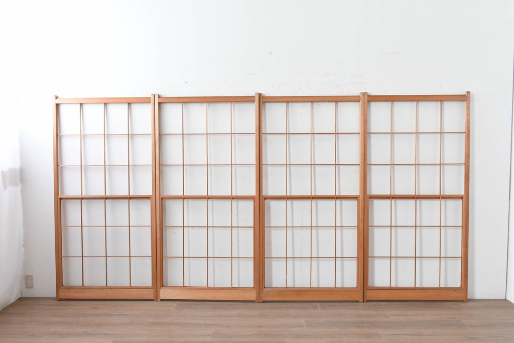 ヴィンテージ建具　昭和後期　明るい木色とすっきりとした格子が魅力の擦り上げ雪見障子戸4枚セット　(R-086587)
