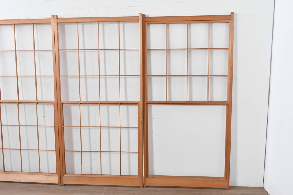 ヴィンテージ建具　昭和後期　明るい木色とすっきりとした格子が魅力の擦り上げ雪見障子戸4枚セット　(R-086587)