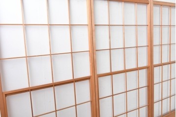 ヴィンテージ建具　昭和後期　明るい木色とすっきりとした格子が魅力の擦り上げ雪見障子戸4枚セット　(R-086587)