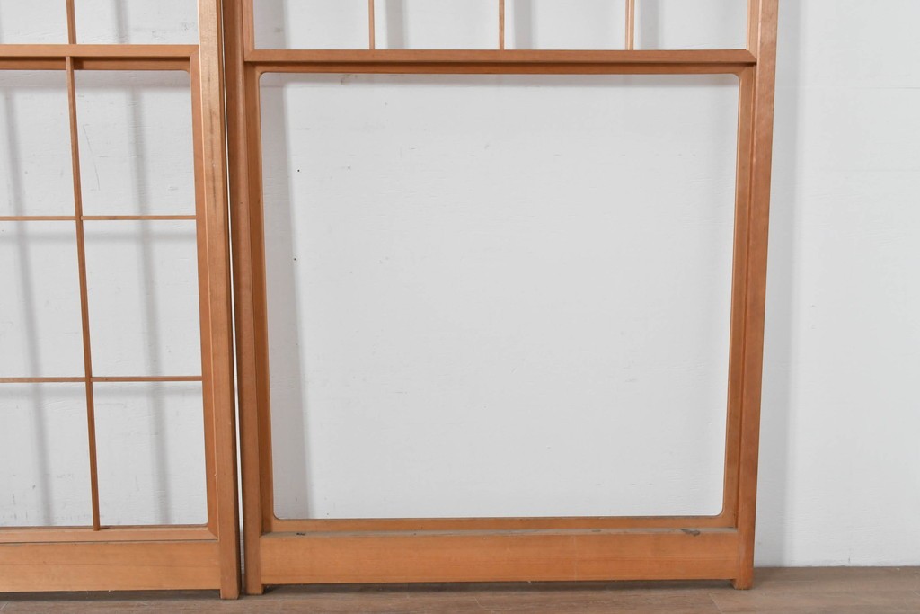 ヴィンテージ建具　昭和後期　明るい木色とすっきりとした格子が魅力の擦り上げ雪見障子戸4枚セット　(R-086587)