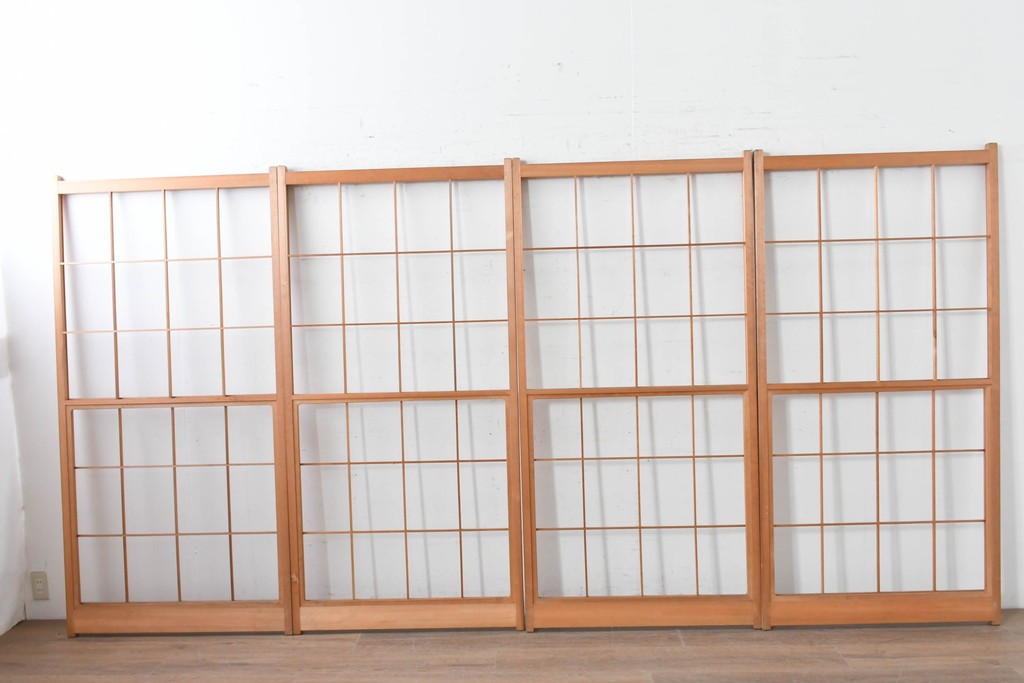 ヴィンテージ建具　昭和後期　明るい木色とすっきりとした格子が魅力の擦り上げ雪見障子戸4枚セット　(R-086587)