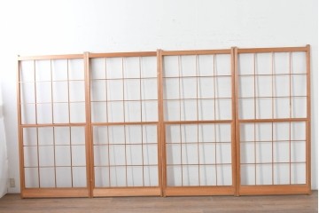 ヴィンテージ建具　昭和後期　明るい木色とすっきりとした格子が魅力の擦り上げ雪見障子戸4枚セット　(R-086587)