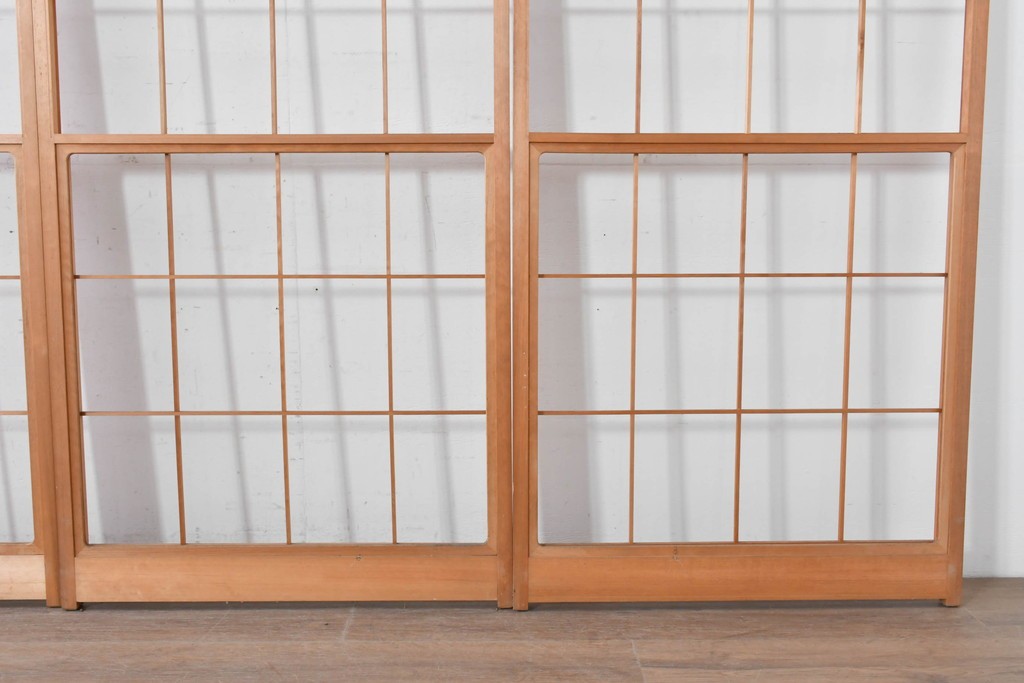 ヴィンテージ建具　昭和後期　明るい木色とすっきりとした格子が魅力の擦り上げ雪見障子戸4枚セット　(R-086587)