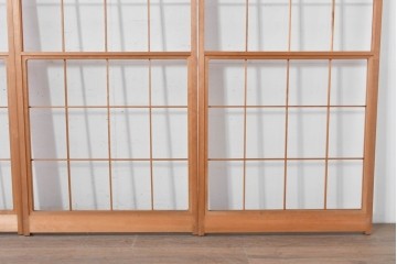 ヴィンテージ建具　昭和後期　明るい木色とすっきりとした格子が魅力の擦り上げ雪見障子戸4枚セット　(R-086587)