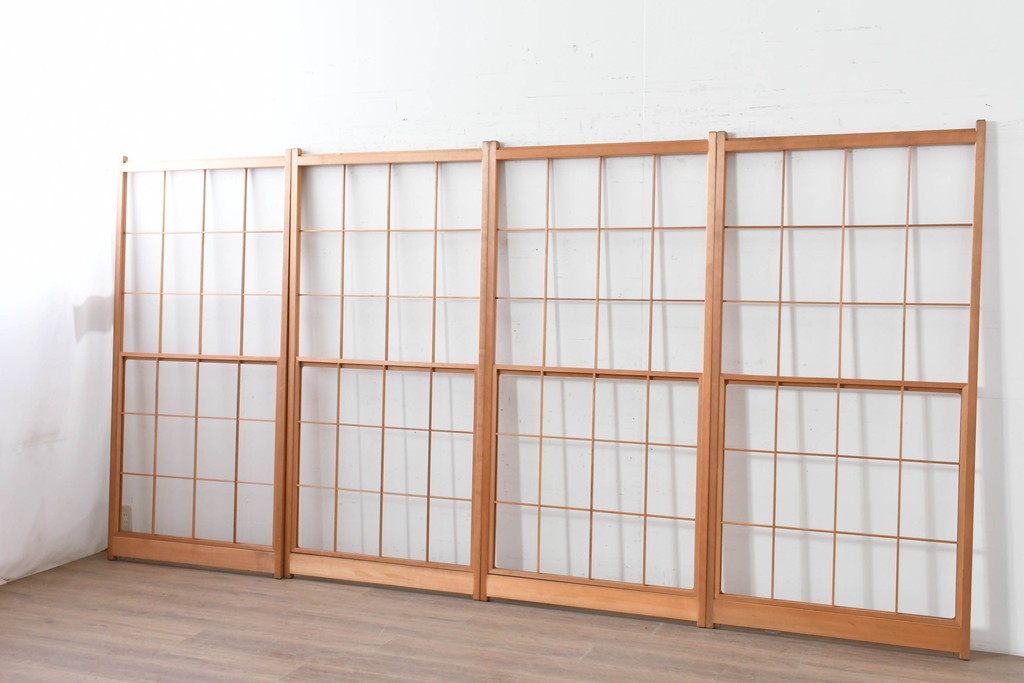 ヴィンテージ建具　昭和後期　明るい木色とすっきりとした格子が魅力の擦り上げ雪見障子戸4枚セット　(R-086588)