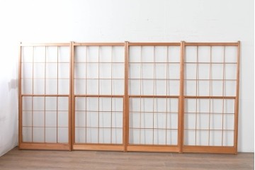 ヴィンテージ建具　昭和後期　明るい木色とすっきりとした格子が魅力の擦り上げ雪見障子戸4枚セット　(R-086588)