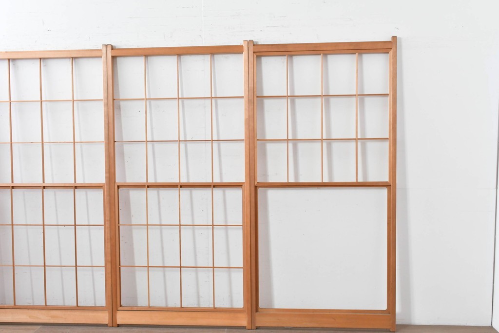 ヴィンテージ建具　昭和後期　明るい木色とすっきりとした格子が魅力の擦り上げ雪見障子戸4枚セット　(R-086588)