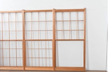 ヴィンテージ建具　昭和後期　明るい木色とすっきりとした格子が魅力の擦り上げ雪見障子戸4枚セット　(R-086588)