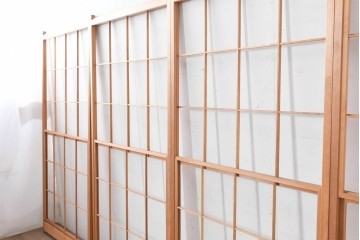 ヴィンテージ建具　昭和後期　明るい木色とすっきりとした格子が魅力の擦り上げ雪見障子戸4枚セット　(R-086588)