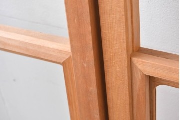 ヴィンテージ建具　昭和後期　明るい木色とすっきりとした格子が魅力の擦り上げ雪見障子戸4枚セット　(R-086588)