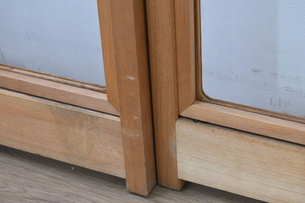 ヴィンテージ建具　昭和後期　明るい木色とすっきりとした格子が魅力の擦り上げ雪見障子戸4枚セット　(R-086588)