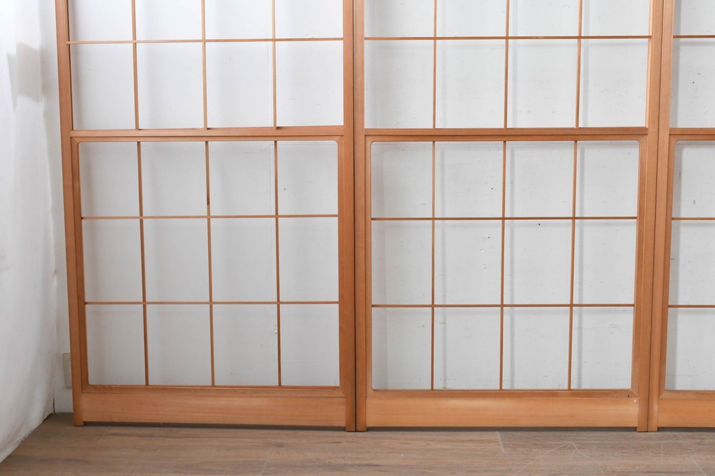ヴィンテージ建具　昭和後期　明るい木色とすっきりとした格子が魅力の擦り上げ雪見障子戸4枚セット　(R-086588)