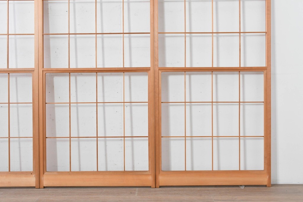 ヴィンテージ建具　昭和後期　明るい木色とすっきりとした格子が魅力の擦り上げ雪見障子戸4枚セット　(R-086588)