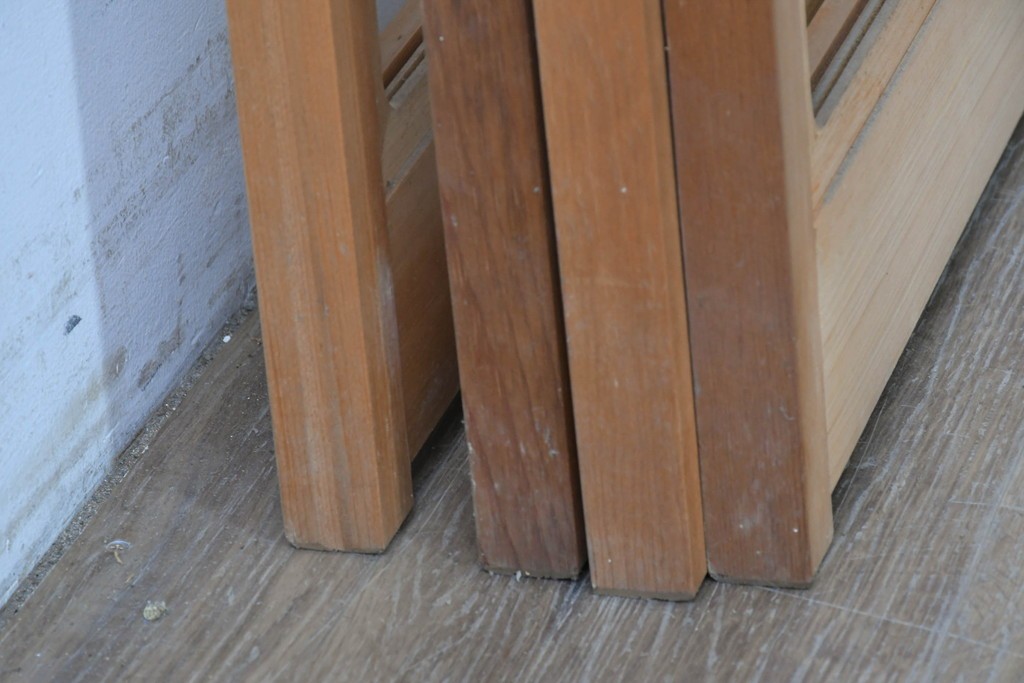 ヴィンテージ建具　昭和後期　明るい木色とすっきりとした格子が魅力の擦り上げ雪見障子戸4枚セット　(R-086588)