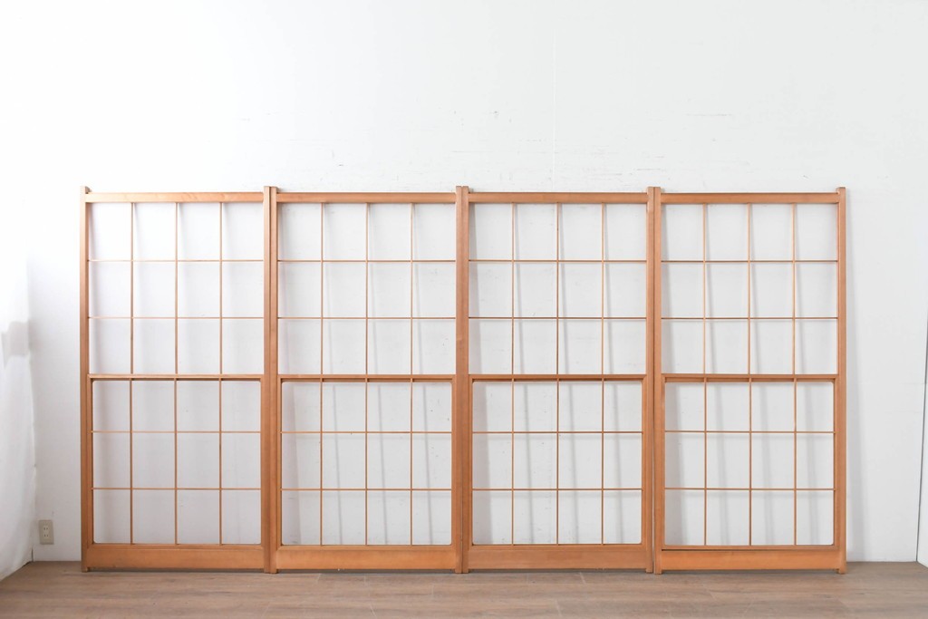 ヴィンテージ建具　昭和後期　明るい木色とすっきりとした格子が魅力の擦り上げ雪見障子戸4枚セット　(R-086589)