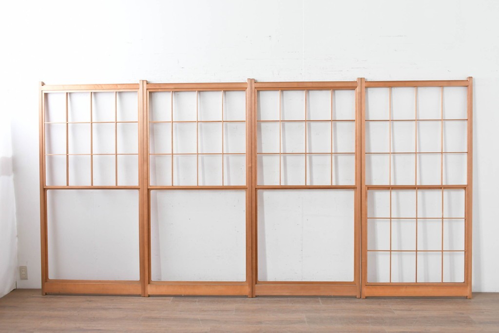 ヴィンテージ建具　昭和後期　明るい木色とすっきりとした格子が魅力の擦り上げ雪見障子戸4枚セット　(R-086589)