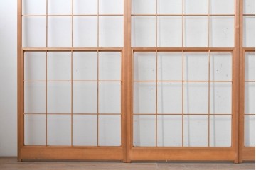 ヴィンテージ建具　昭和後期　明るい木色とすっきりとした格子が魅力の擦り上げ雪見障子戸4枚セット　(R-086589)