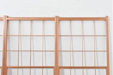 ヴィンテージ建具　昭和後期　明るい木色とすっきりとした格子が魅力の擦り上げ雪見障子戸4枚セット　(R-086589)