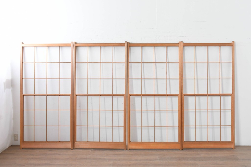 ヴィンテージ建具　昭和後期　明るい木色とすっきりとした格子が魅力の擦り上げ雪見障子戸4枚セット　(R-086590)