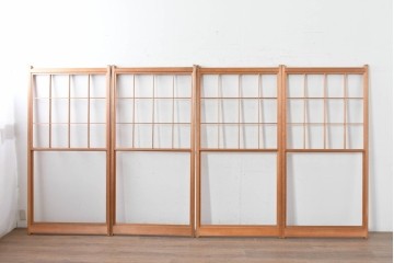 ヴィンテージ建具　昭和後期　明るい木色とすっきりとした格子が魅力の擦り上げ雪見障子戸4枚セット　(R-086590)