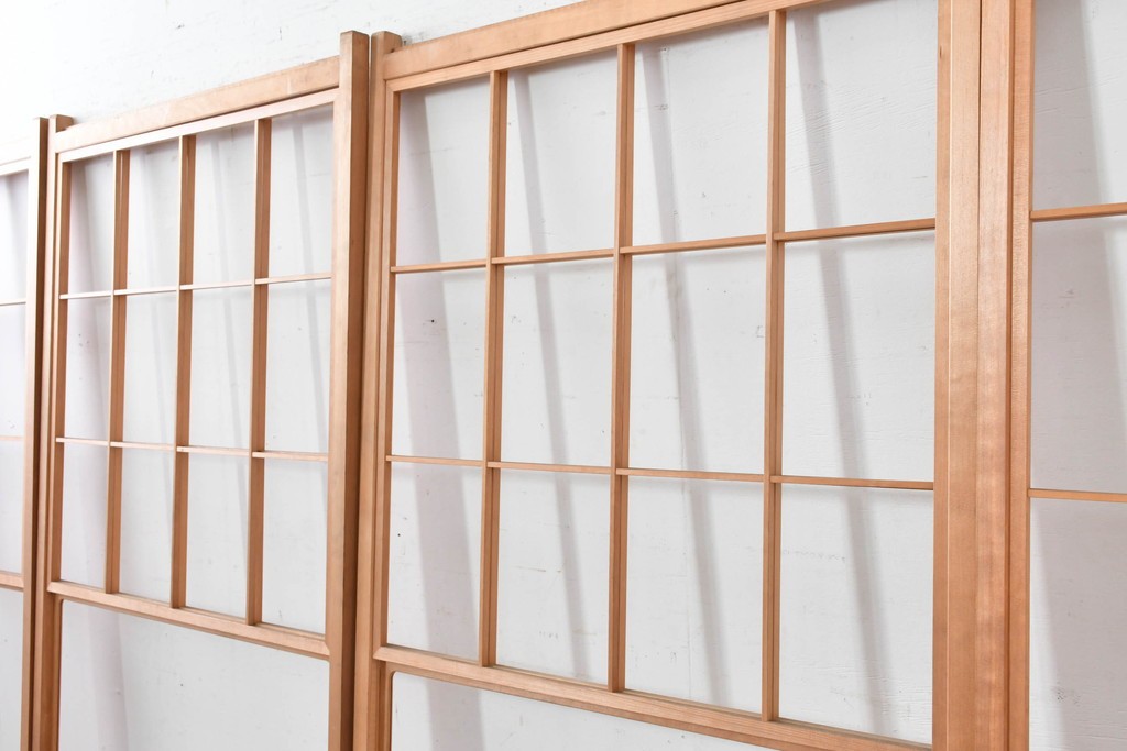 ヴィンテージ建具　昭和後期　明るい木色とすっきりとした格子が魅力の擦り上げ雪見障子戸4枚セット　(R-086590)