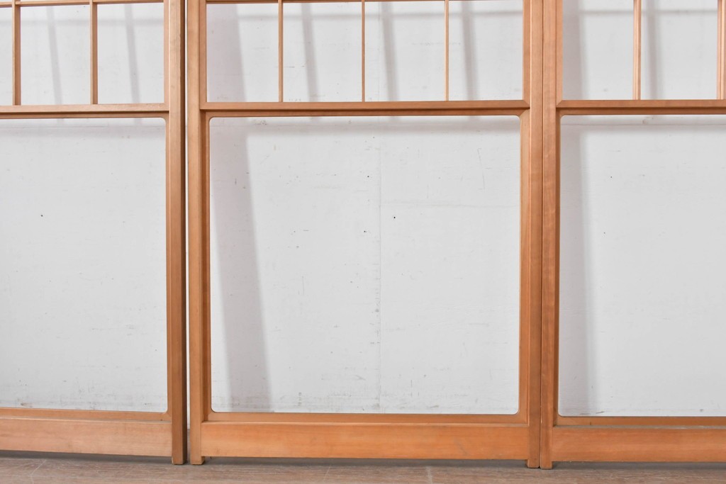 ヴィンテージ建具　昭和後期　明るい木色とすっきりとした格子が魅力の擦り上げ雪見障子戸4枚セット　(R-086590)