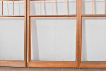 ヴィンテージ建具　昭和後期　明るい木色とすっきりとした格子が魅力の擦り上げ雪見障子戸4枚セット　(R-086590)