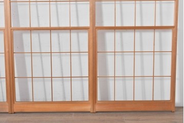 ヴィンテージ建具　昭和後期　明るい木色とすっきりとした格子が魅力の擦り上げ雪見障子戸4枚セット　(R-086590)