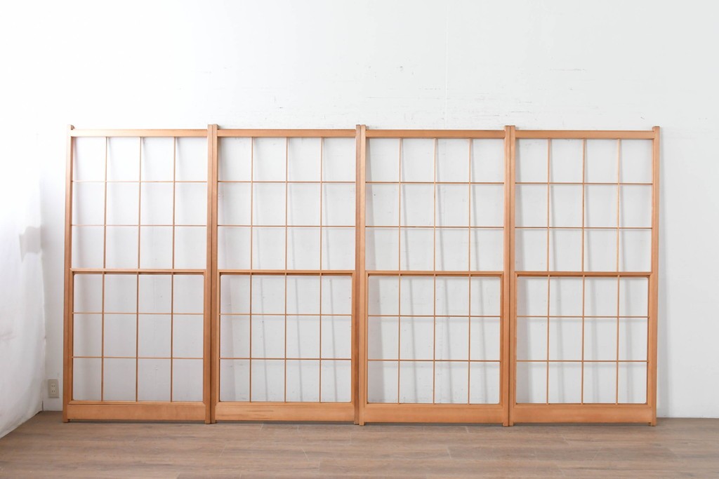 ヴィンテージ建具　昭和後期　明るい木色とすっきりとした格子が魅力の擦り上げ雪見障子戸4枚セット　(R-086591)