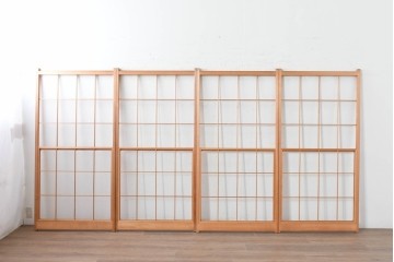 ヴィンテージ建具　昭和後期　明るい木色とすっきりとした格子が魅力の擦り上げ雪見障子戸4枚セット　(R-086591)