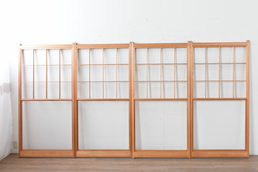 ヴィンテージ建具　昭和後期　明るい木色とすっきりとした格子が魅力の擦り上げ雪見障子戸4枚セット　(R-086591)