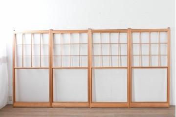 ヴィンテージ建具　昭和後期　明るい木色とすっきりとした格子が魅力の擦り上げ雪見障子戸4枚セット　(R-086591)