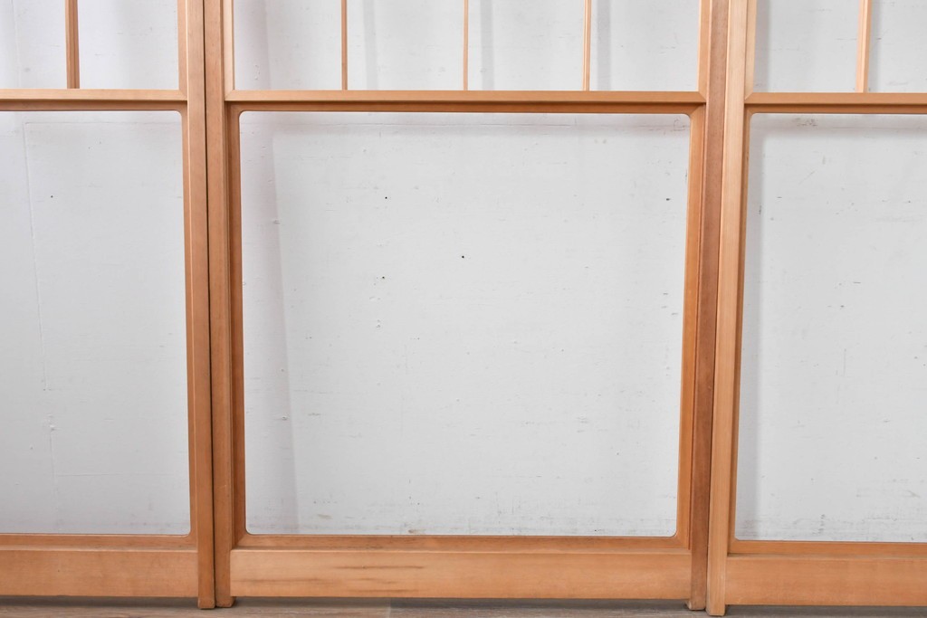 ヴィンテージ建具　昭和後期　明るい木色とすっきりとした格子が魅力の擦り上げ雪見障子戸4枚セット　(R-086591)