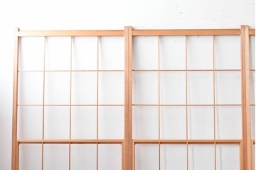 ヴィンテージ建具　昭和後期　明るい木色とすっきりとした格子が魅力の擦り上げ雪見障子戸4枚セット　(R-086591)