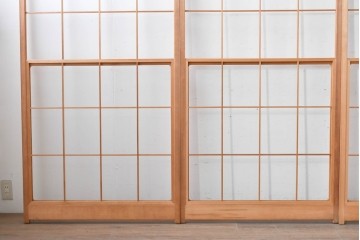 ヴィンテージ建具　昭和後期　明るい木色とすっきりとした格子が魅力の擦り上げ雪見障子戸4枚セット　(R-086591)