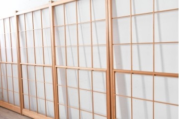 ヴィンテージ建具　昭和後期　明るい木色とすっきりとした格子が魅力の擦り上げ雪見障子戸4枚セット　(R-086591)