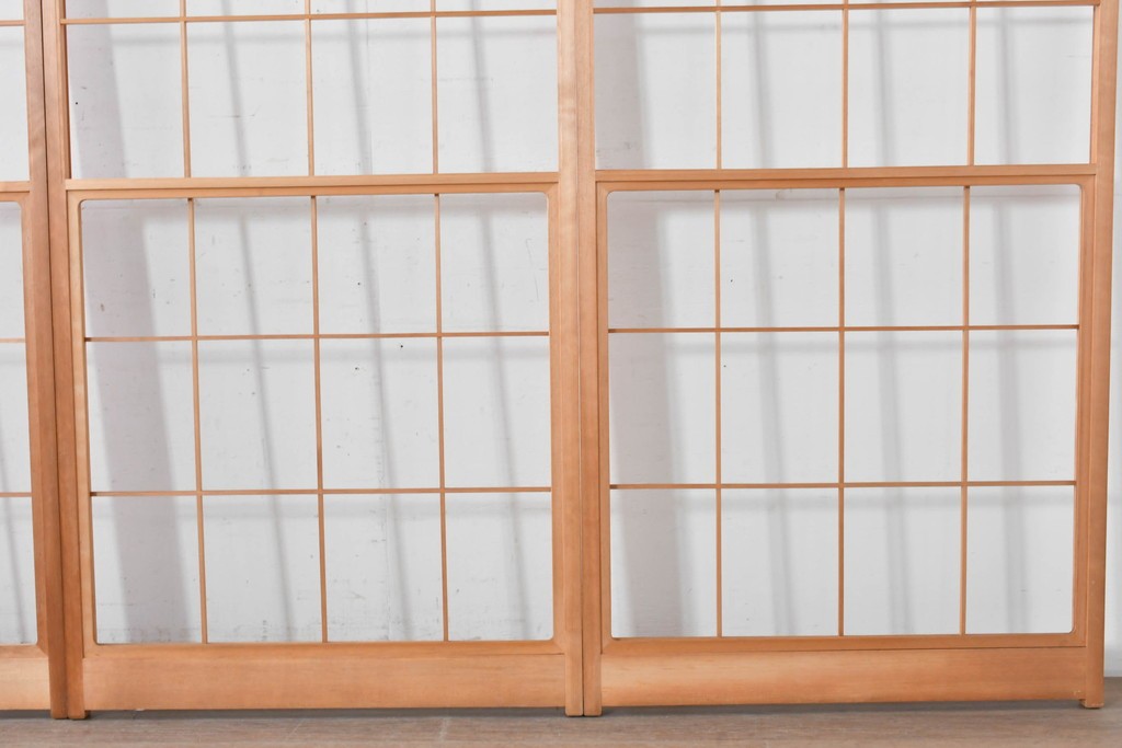 ヴィンテージ建具　昭和後期　明るい木色とすっきりとした格子が魅力の擦り上げ雪見障子戸4枚セット　(R-086591)