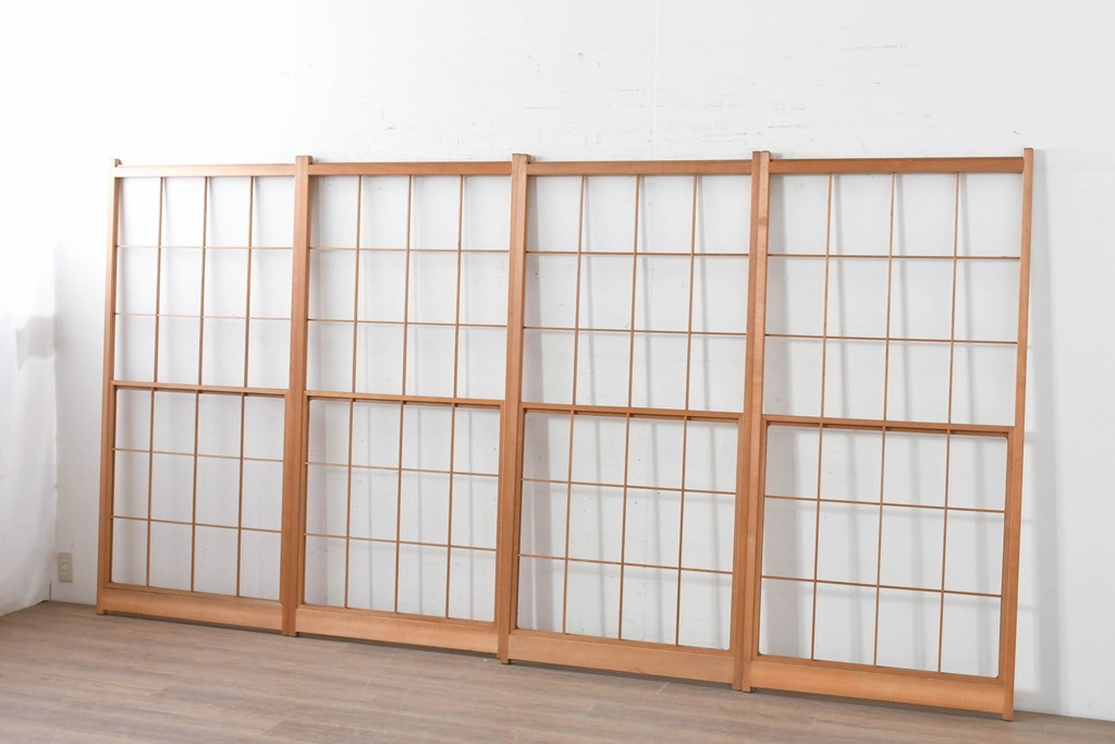 ヴィンテージ建具　昭和後期　明るい木色とすっきりとした格子が魅力の擦り上げ雪見障子戸4枚セット　(R-086592)