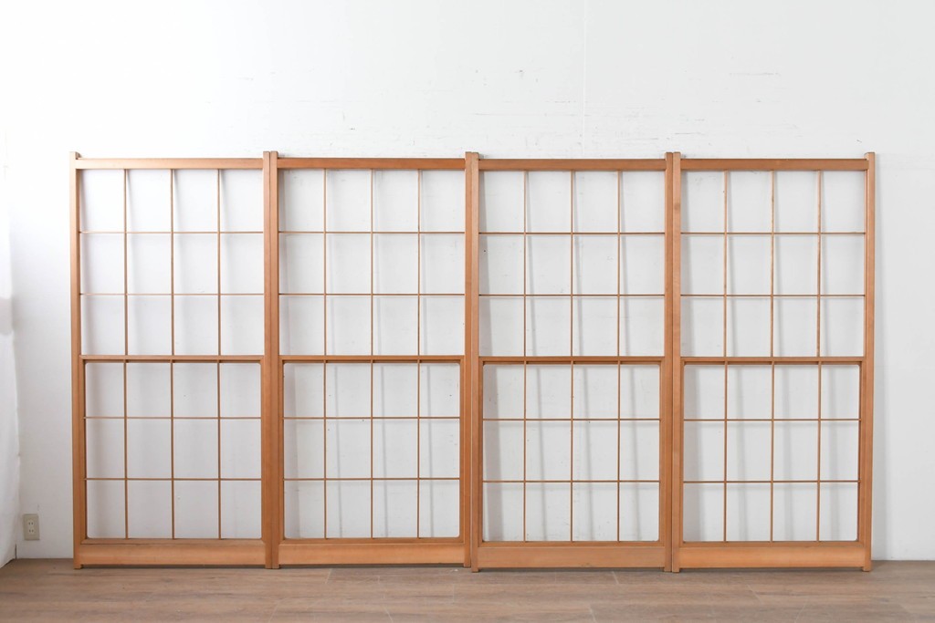 ヴィンテージ建具　昭和後期　明るい木色とすっきりとした格子が魅力の擦り上げ雪見障子戸4枚セット　(R-086592)