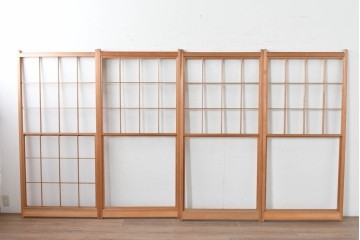 ヴィンテージ建具　昭和後期　明るい木色とすっきりとした格子が魅力の擦り上げ雪見障子戸4枚セット　(R-086592)