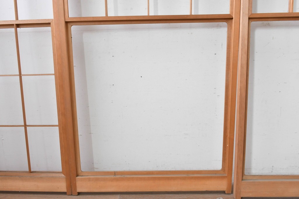 ヴィンテージ建具　昭和後期　明るい木色とすっきりとした格子が魅力の擦り上げ雪見障子戸4枚セット　(R-086592)